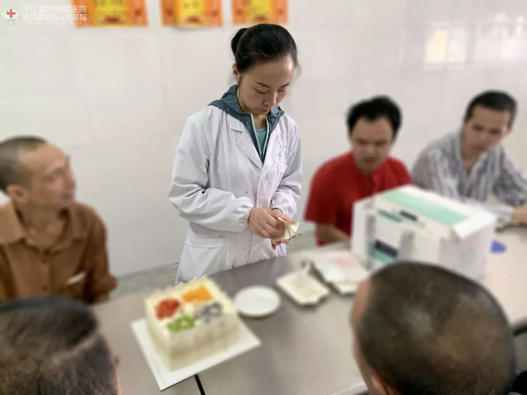 病房庆生日 情暖患者心——四病区为患者庆祝生日(图3) 病房庆生日 情暖患者心——四病区为患者庆祝生日(图3)