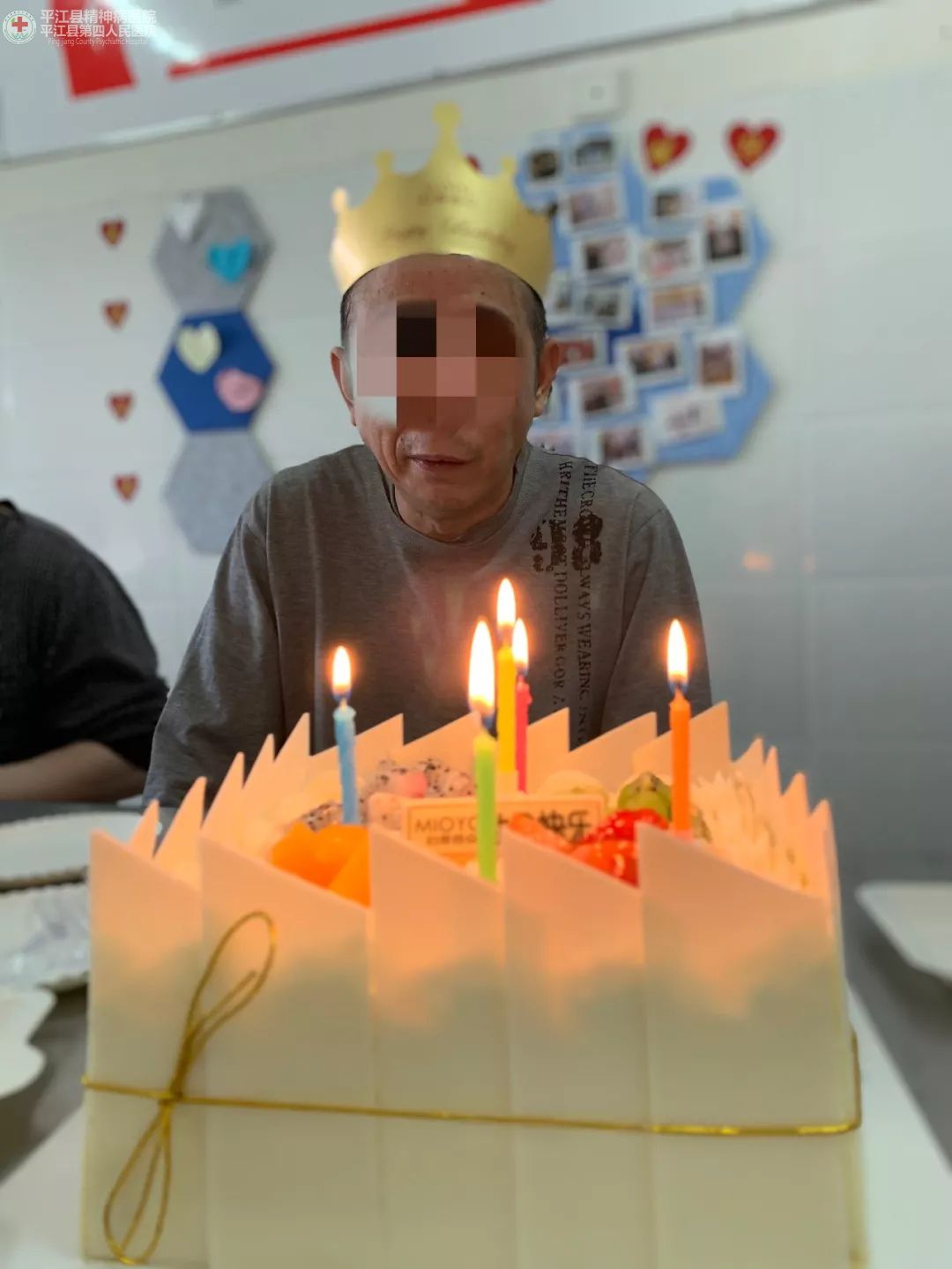 病房庆生日 情暖患者心——四病区为患者庆祝生日(图1) 病房庆生日 情暖患者心——四病区为患者庆祝生日(图1)