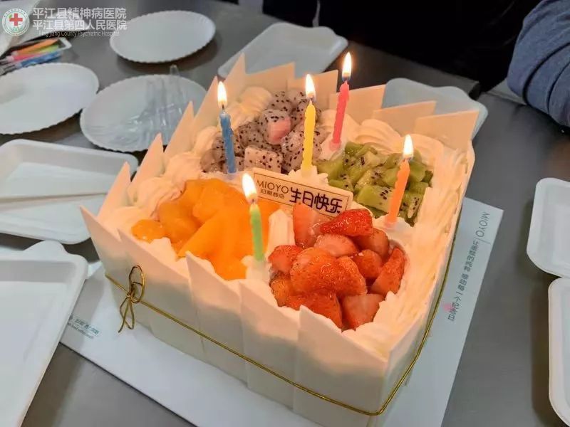 病房庆生日 情暖患者心——四病区为患者庆祝生日(图2) 病房庆生日 情暖患者心——四病区为患者庆祝生日(图2)