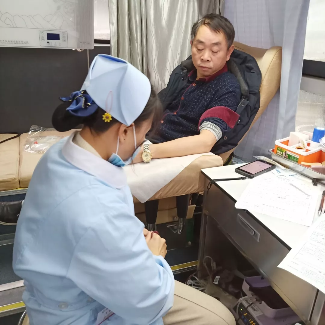 积极献血 让爱流动 ——我院医务工作者积极参与无偿献血(图2)