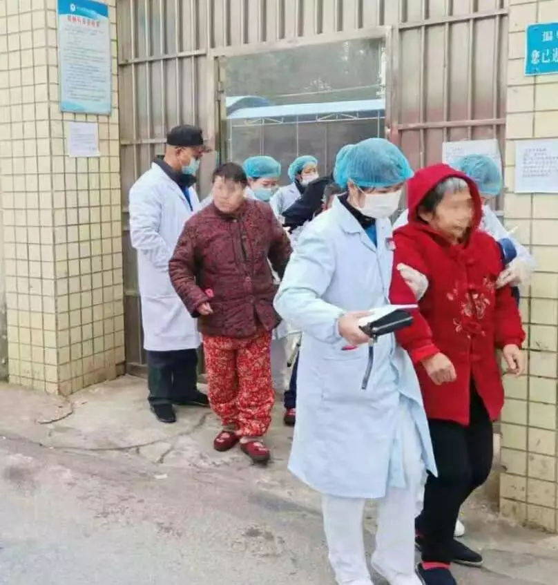 疫情当前、保障病人的安全,就是我们的职责------我院顺利完成女病区合并转运工作(图2)