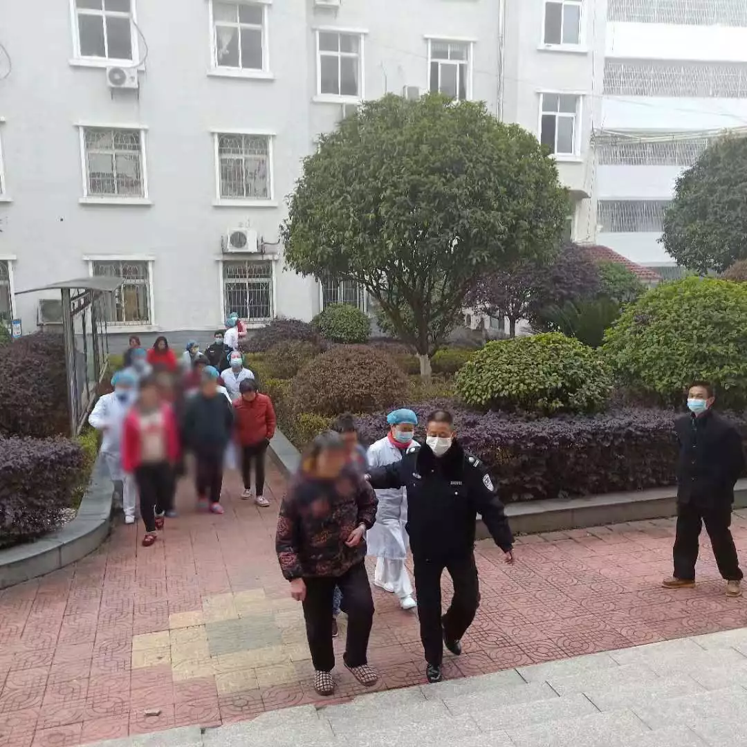 疫情当前、保障病人的安全,就是我们的职责------我院顺利完成女病区合并转运工作(图4)